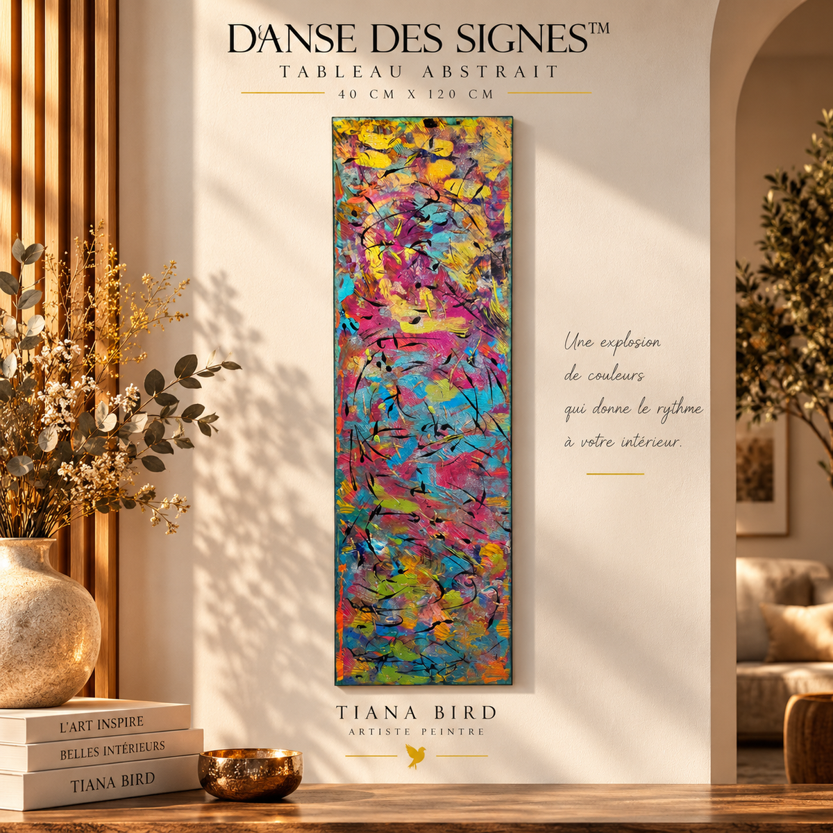 Danse des Signes™, tableau abstrait panoramique coloré de 40 x 120 cm peint à l’acrylique par Tiana Bird, présenté verticalement dans un intérieur chaleureux et lumineux.