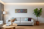 Danse des Signes™ accroché horizontalement au-dessus d’un canapé dans un salon moderne, mettant en valeur son format panoramique de 120 cm.