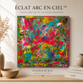 Éclat Arc-en-Ciel™, toile abstraite colorée moderne de 60 x 60 cm peinte à la main par Tiana Bird dans une mise en scène décorative contemporaine