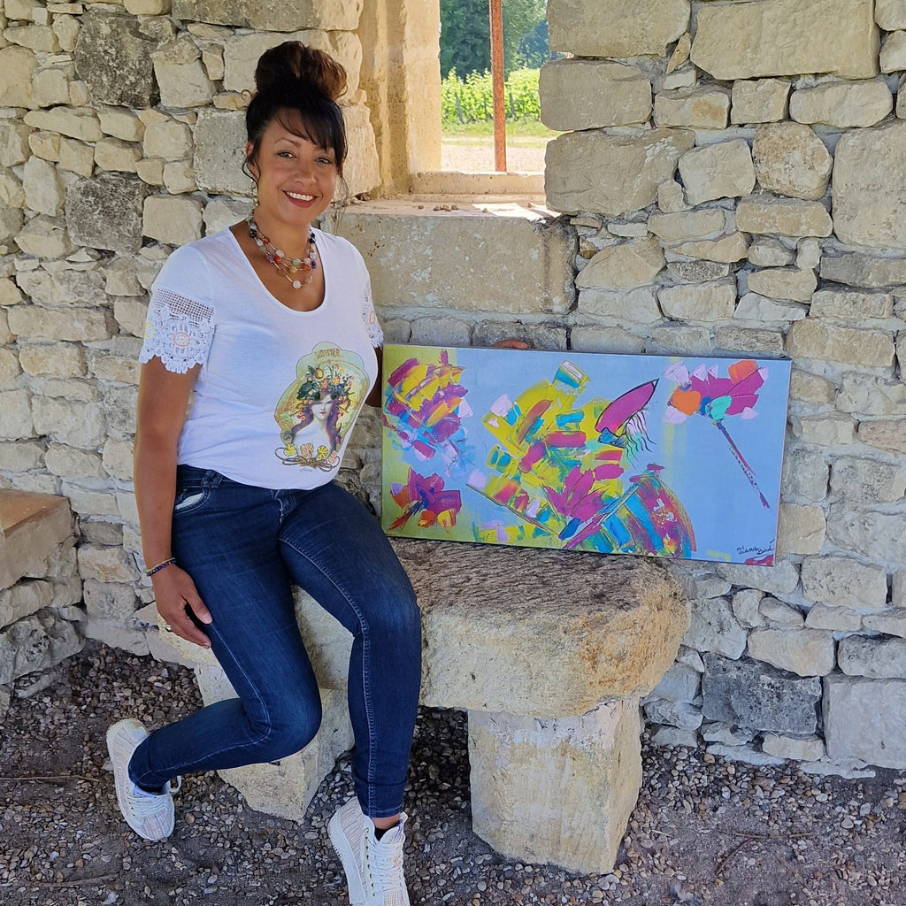 Tiana Bird tien cette Œuvre abstraite colorée Éclat Nomade™ photographiée en lumière naturelle mettant en valeur les couleurs lumineuses de la peinture