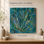 Tableau abstrait bleu vert carré Émeraude Cuivrée™ de 40x40 cm présenté dans un intérieur élégant avec décoration naturelle et ambiance contemporaine.