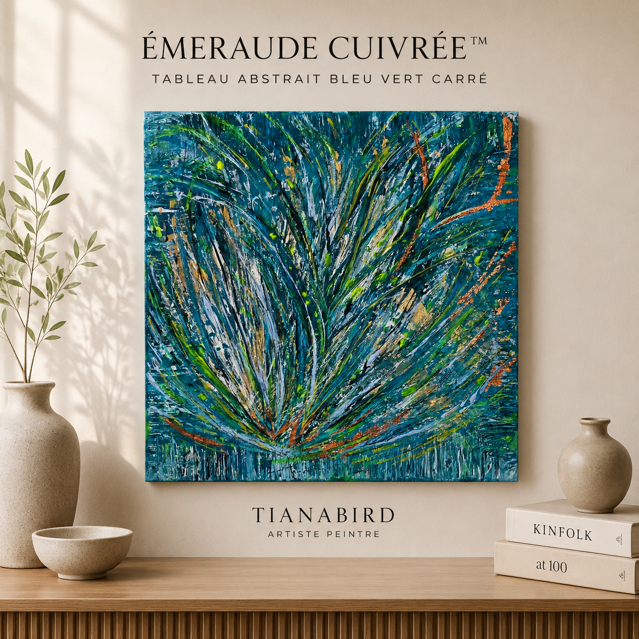 Tableau abstrait bleu vert carré Émeraude Cuivrée™ de 40x40 cm présenté dans un intérieur élégant avec décoration naturelle et ambiance contemporaine.