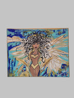 Vue frontale de Femme Céleste™, peinture femme ailée originale sur toile coton avec ailes blanches et dorées, plumes et fleurs intégrées.