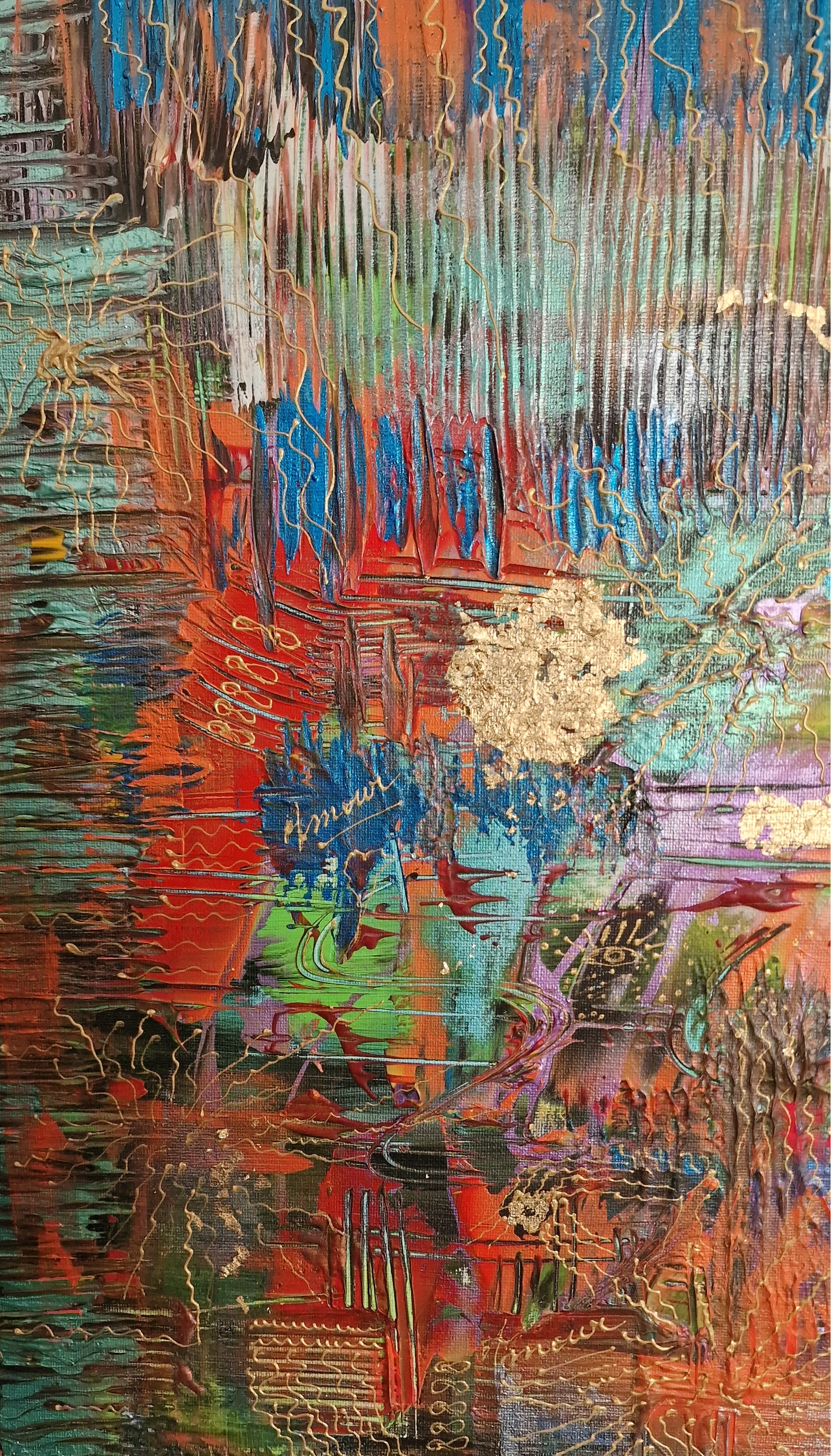 Gros plan sur les reliefs et la matière du tableau abstrait moderne coloré avec feuille dor