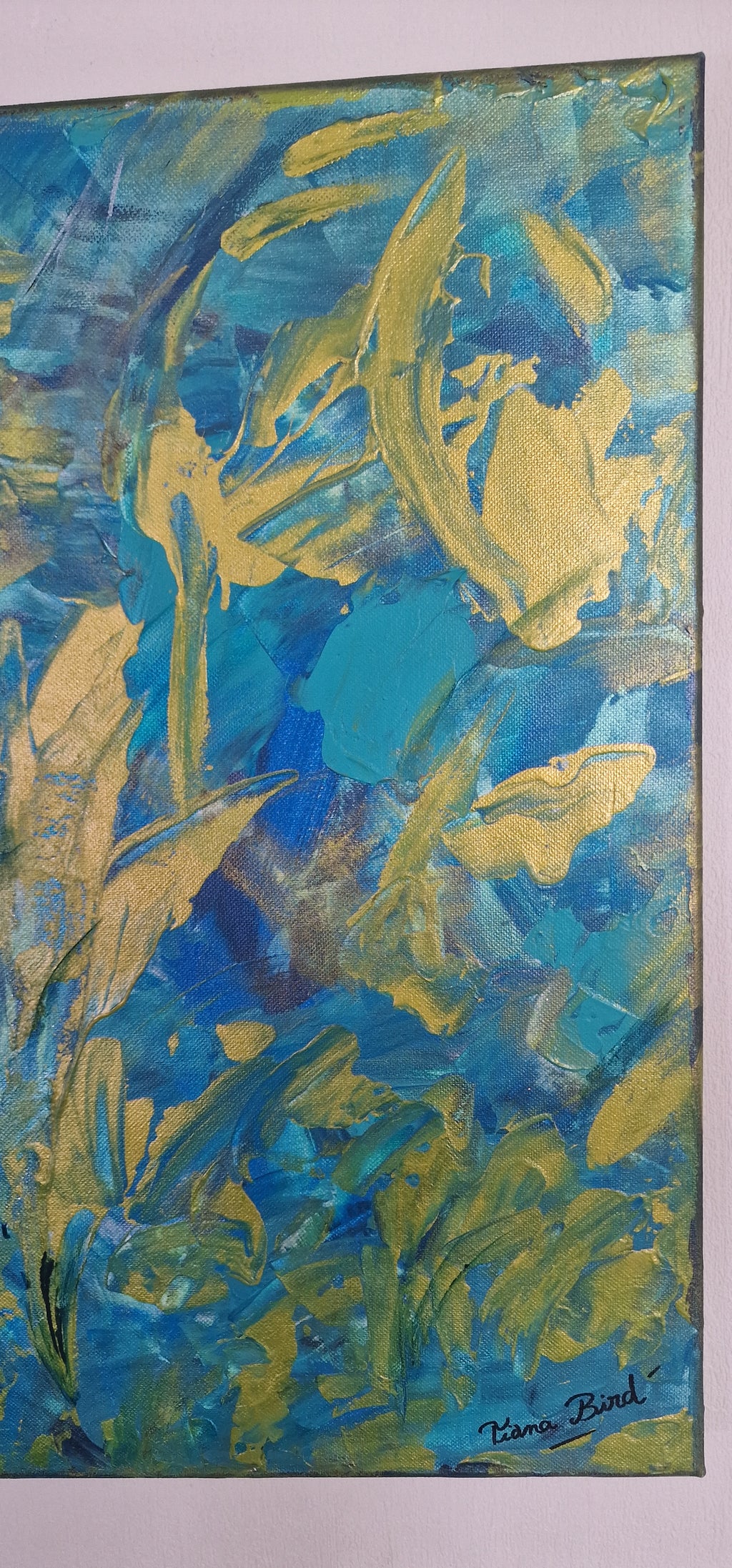 Detail du tableau abstrait bleu et or avec textures de peinture acrylique sur toile par Tiana Bird.