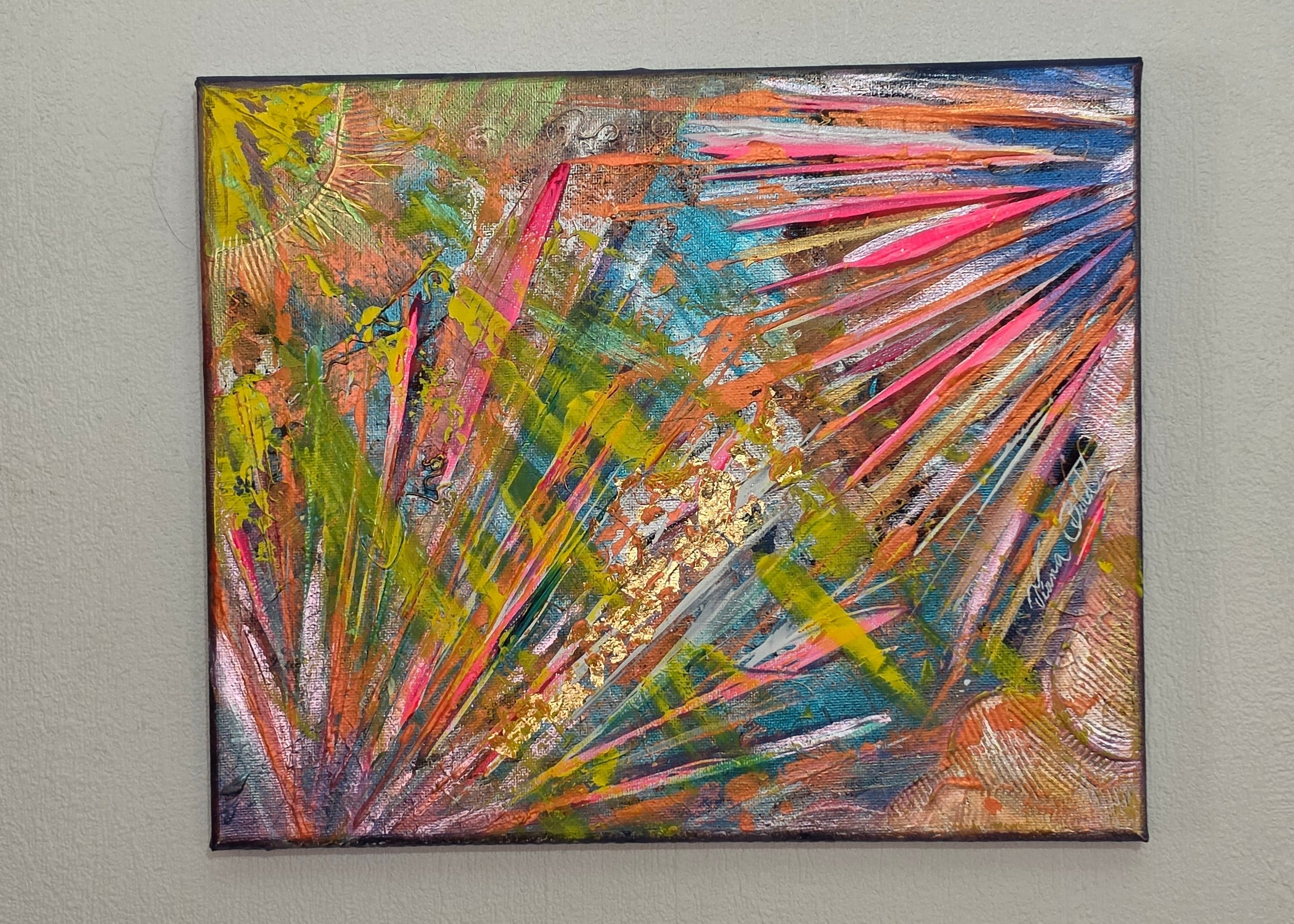 Vue détaillée du tableau abstrait Horizon Florale™ révélant les reliefs, les jeux de matière et les nuances lumineuses de rose, vert et bleu.