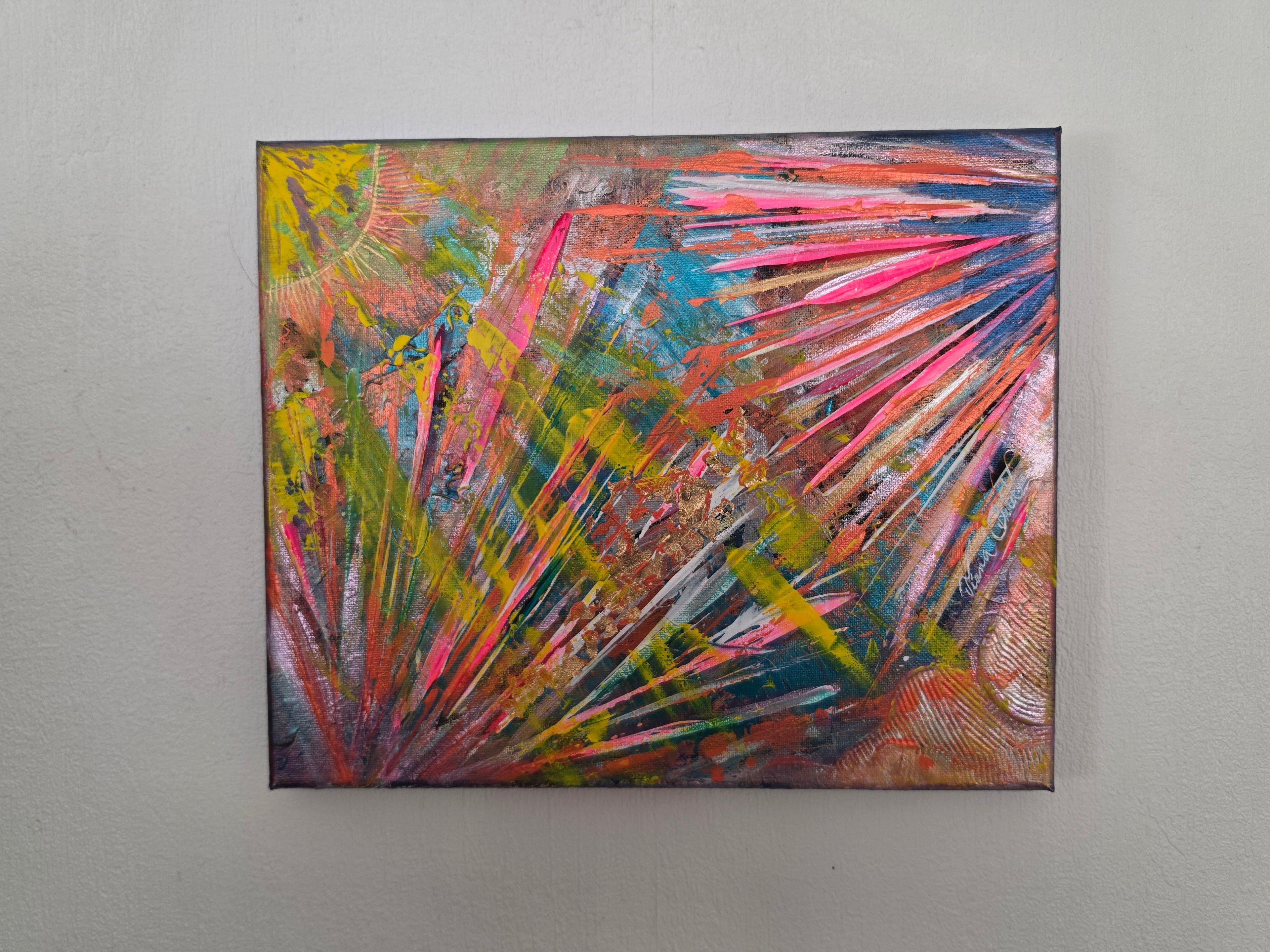 Tableau abstrait mouvement contemporain Horizon Florale™ accroché sur un mur clair mettant en valeur ses couleurs rose, vert et turquoise.