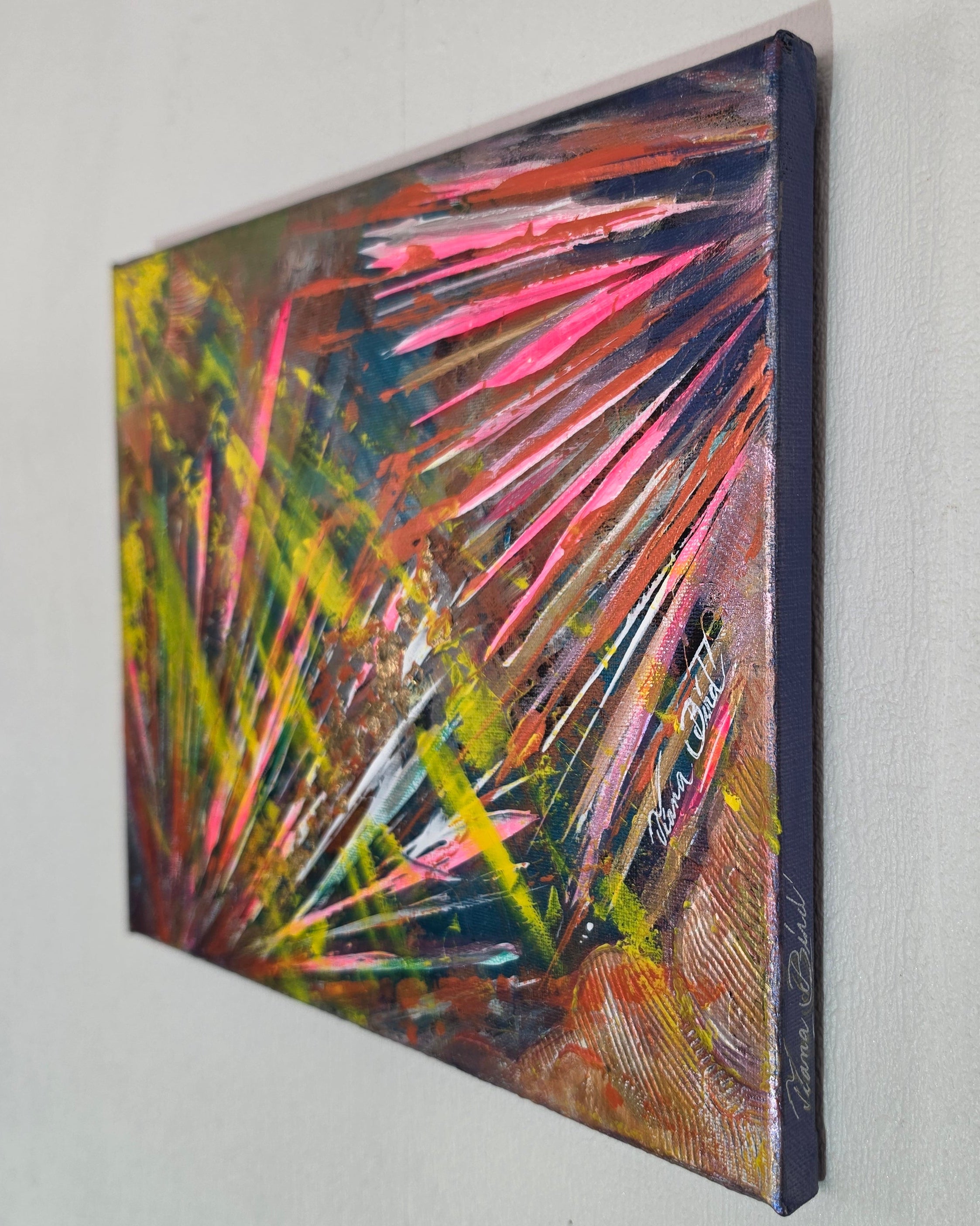 Vue latérale du tableau abstrait Horizon Florale™ montrant l'épaisseur de la toile coton montée sur châssis bois et les détails de peinture acrylique.