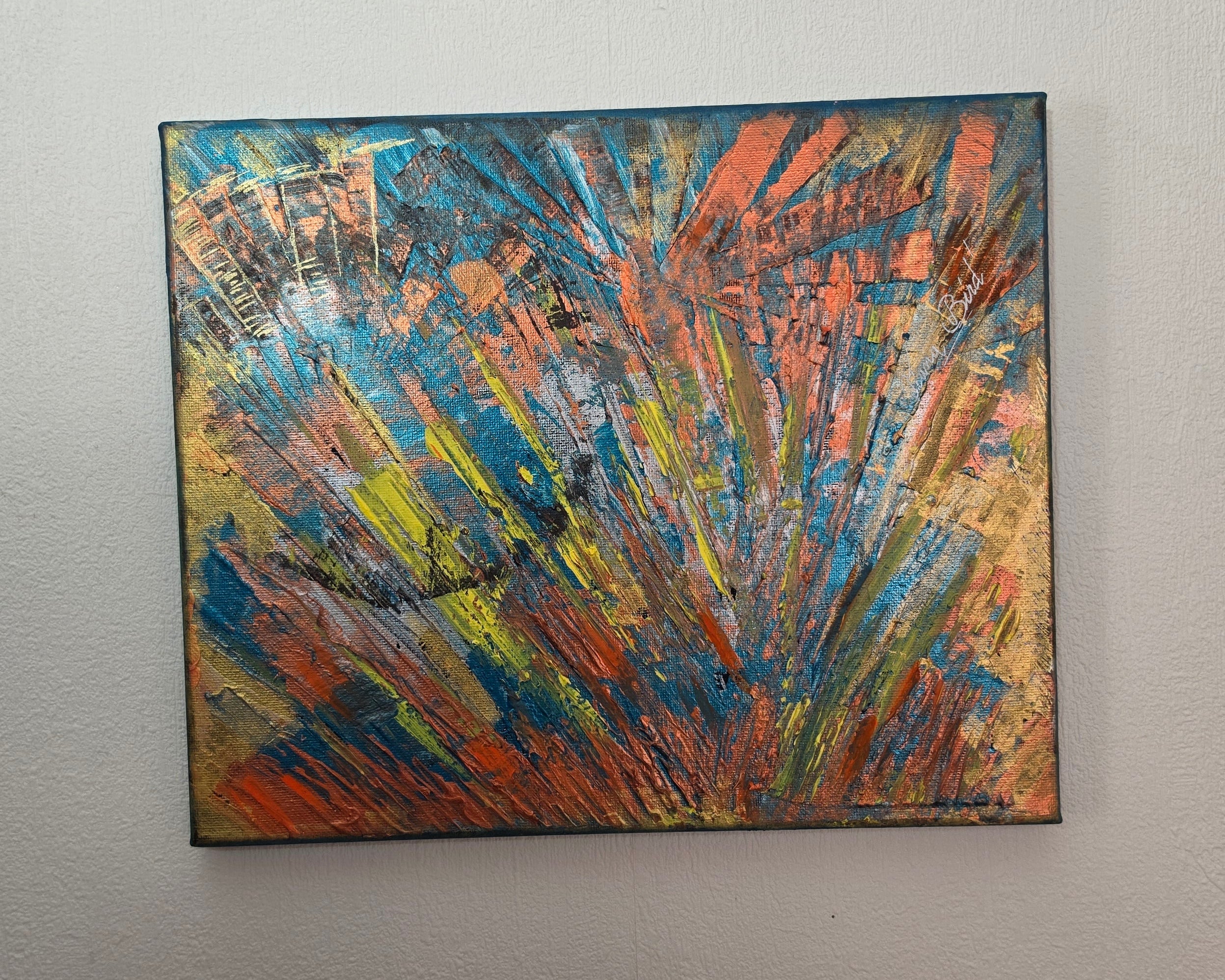 Vue de face du tableau abstrait rectangulaire Horizon Incandescent™ de Tiana Bird, peinture contemporaine originale aux couleurs bleu turquoise, cuivre, orange et jaune lumineux.