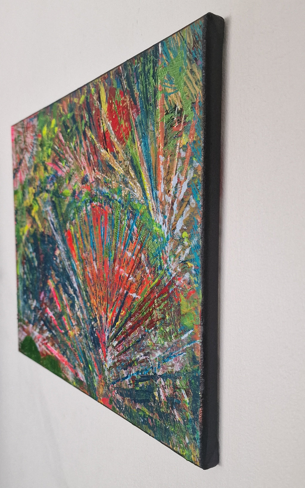 Tableau abstrait moderne Jardin Astral™ intégré dans une décoration intérieure contemporaine et chaleureuse