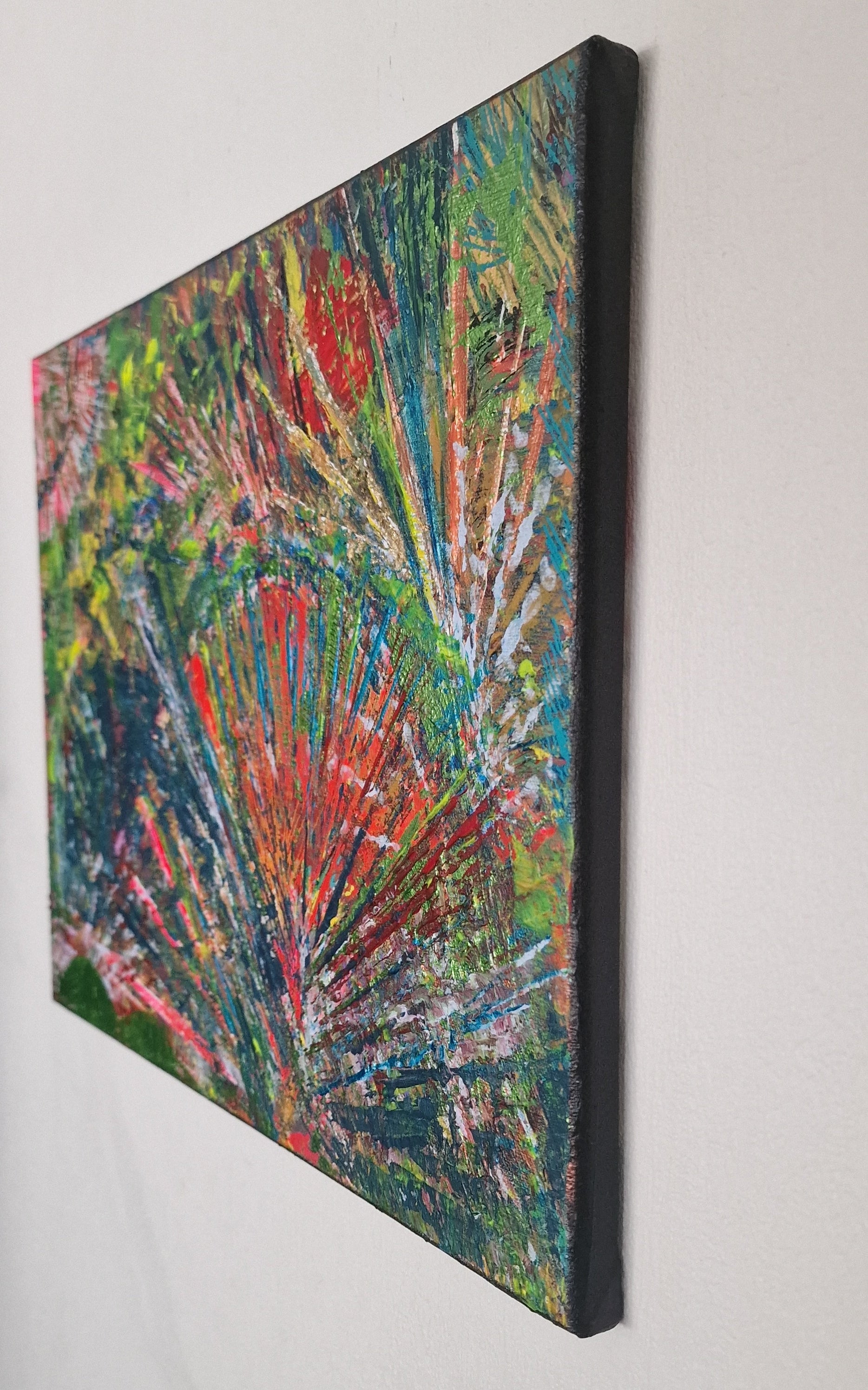 Tableau abstrait moderne Jardin Astral™ intégré dans une décoration intérieure contemporaine et chaleureuse