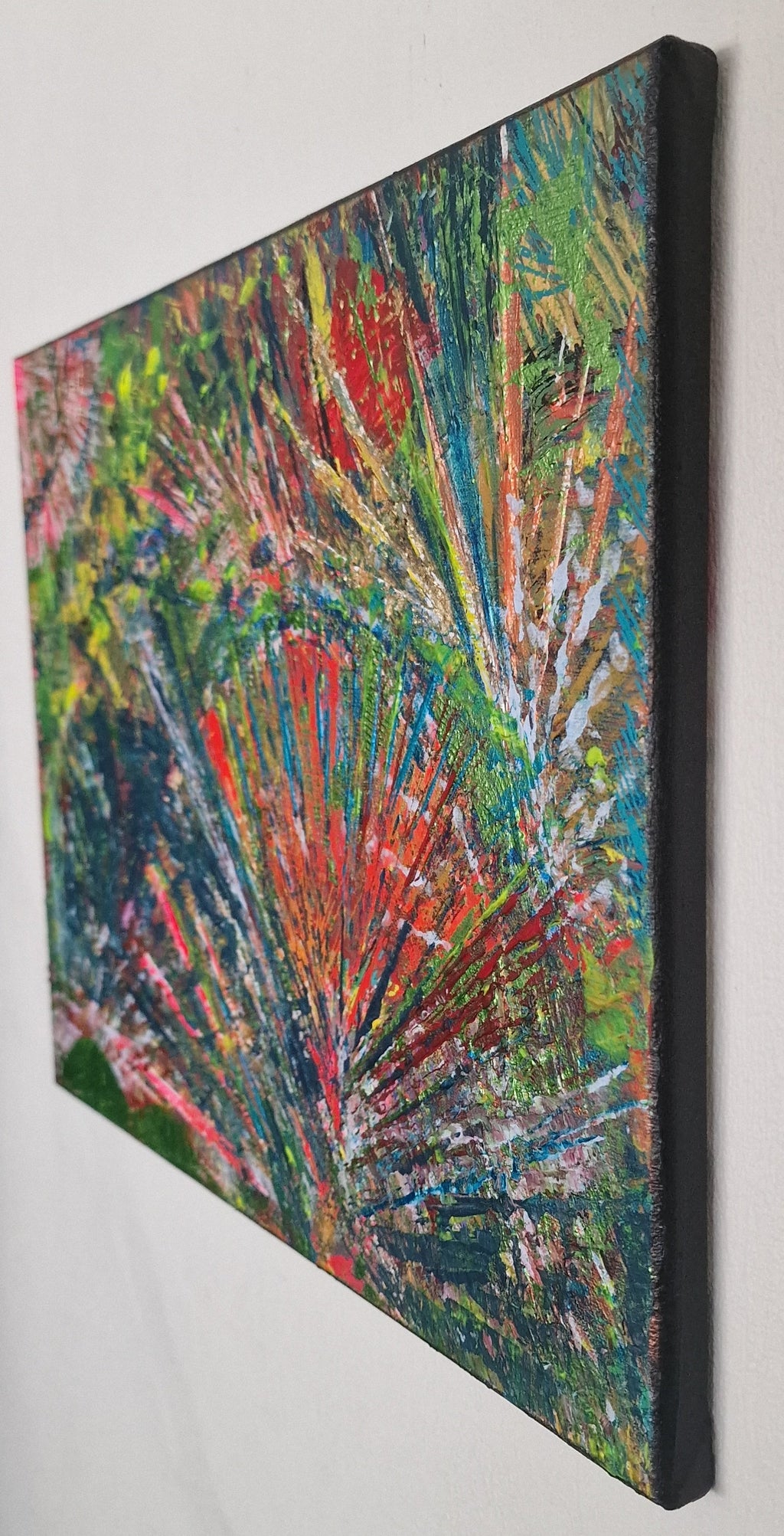 Détail de profil du tableau abstrait moderne Jardin Astral™ mettant en valeur les reliefs et la matière acrylique