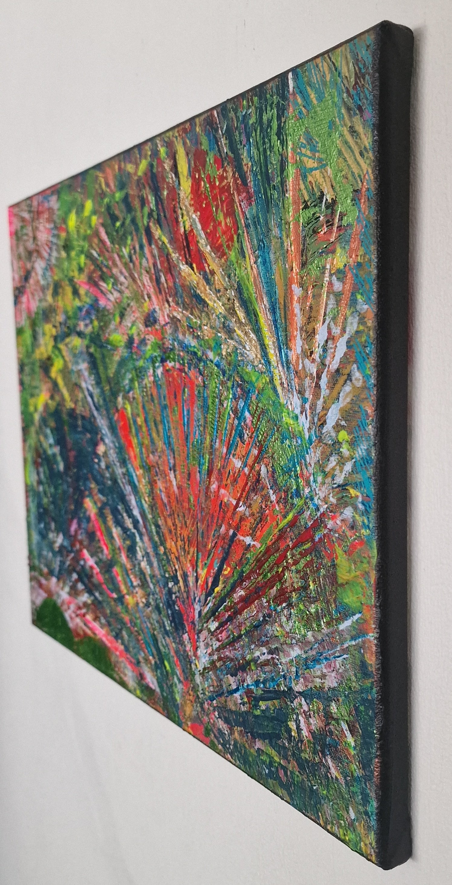 Détail de profil du tableau abstrait moderne Jardin Astral™ mettant en valeur les reliefs et la matière acrylique