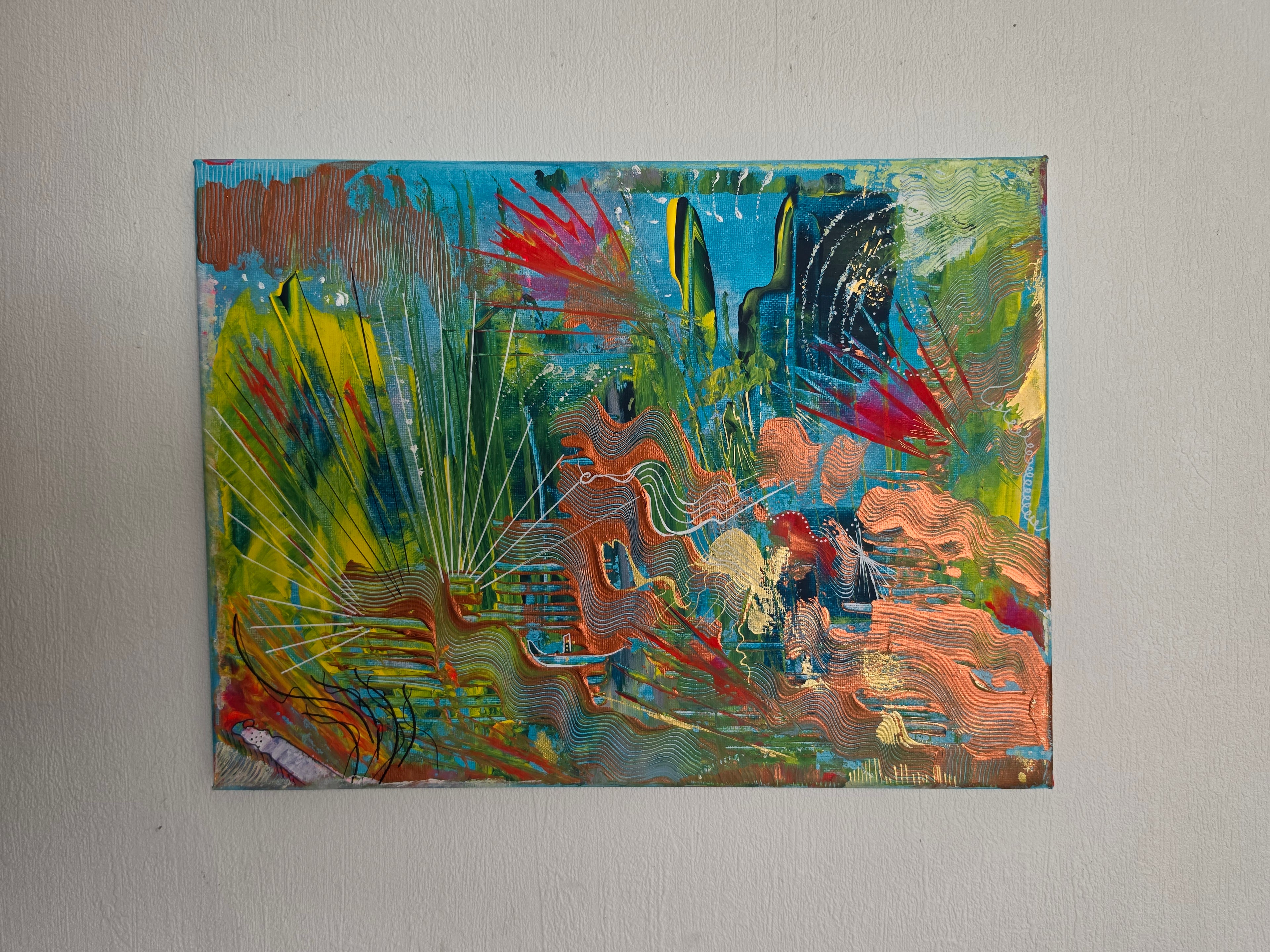 Œuvre originale Lagon Imaginaire™ accrochée sur un mur clair mettant en valeur les couleurs lumineuses et les détails abstraits