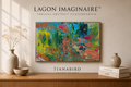 Tableau peinture abstrait rectangulaire Lagon Imaginaire™ présenté dans un intérieur contemporain aux tons naturels avec décoration élégante
