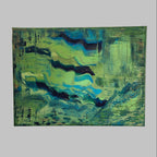 Ondes de Jade™ accroché sur un mur clair, art abstrait turquoise contemporain de 40 x 30 cm aux formes organiques et fluides.