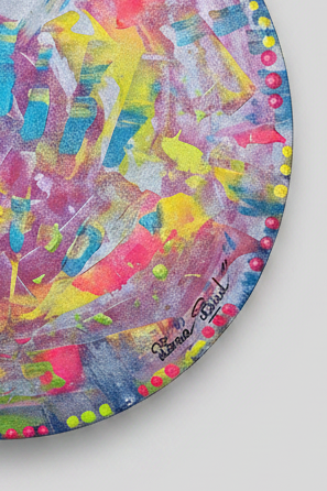 detail peinture acrylique sur toile ronde multicolore, zoom sur signature