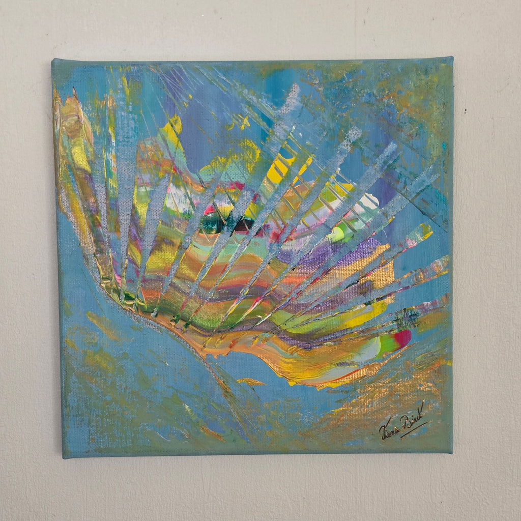 Gros plan sur les reliefs, les couleurs lumineuses et la texture de la toile en lin de l'œuvre Plume Azurée.