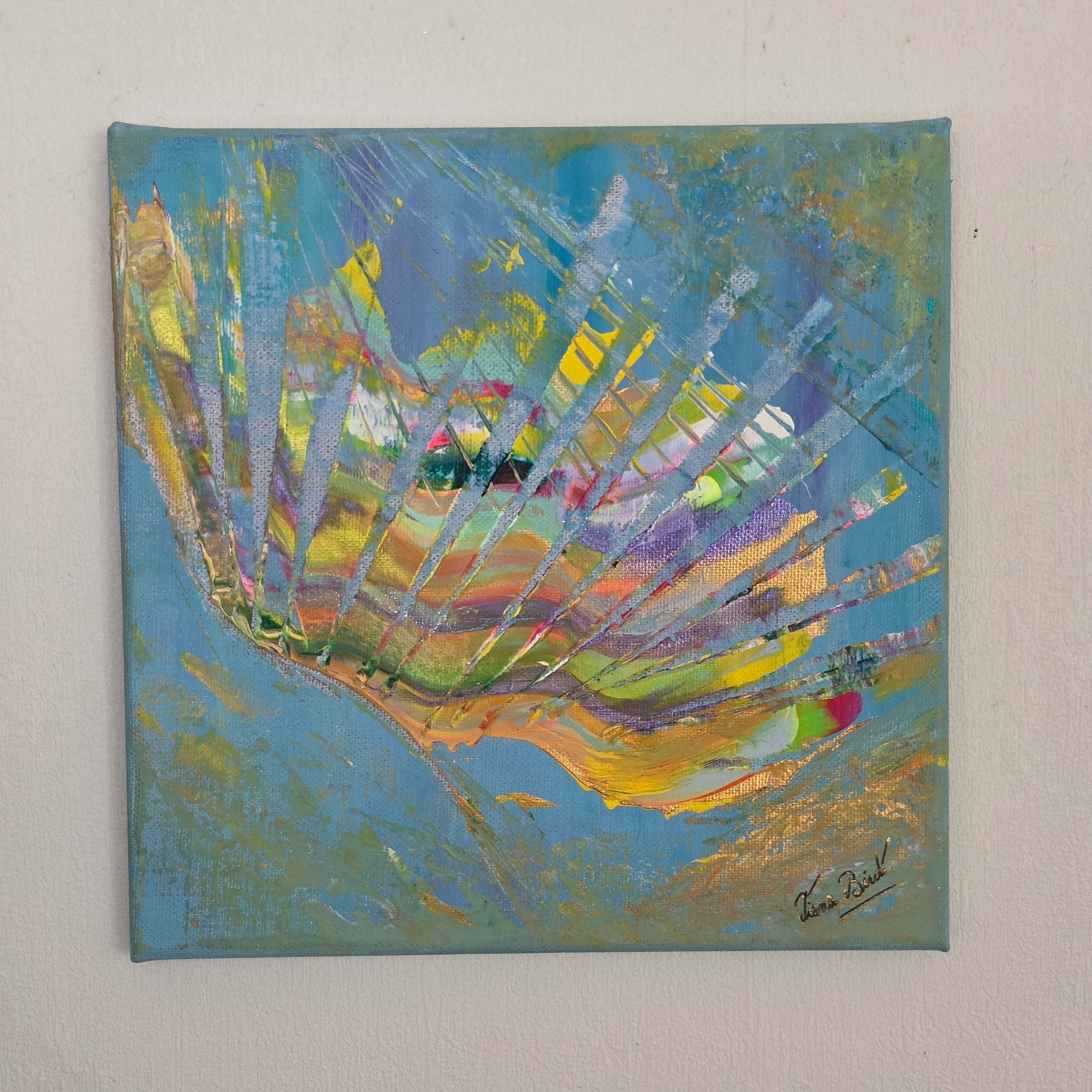 Gros plan sur les reliefs, les couleurs lumineuses et la texture de la toile en lin de l'œuvre Plume Azurée.