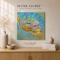 Tableau abstrait bleu carré Plume Azurée peint à la main sur toile en lin, présenté dans un intérieur contemporain et lumineux.
