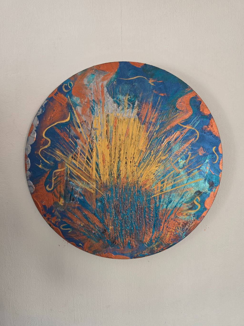 Rayonnement Cuivré™, tableau rond abstrait bleu cuivré de 40 cm de diamètre peint à l’acrylique sur toile coton montée sur support bois, œuvre originale de Tiana Bird.