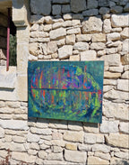 Détail de profil du tableau peinture abstrait moderne Reflets Suspendus™ avec textures épaisses et reflets lumineux sur un mur en pierre en extérieur.