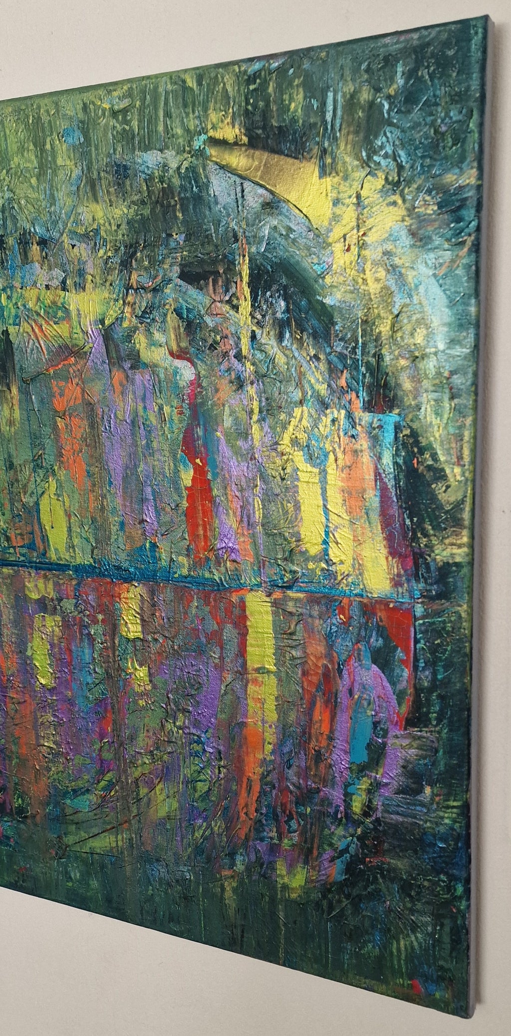 Détail du tableau abstrait moderne Reflets Suspendus™ mettant en valeur les effets de lumière et les nuances colorées