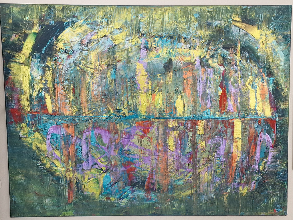 Tableau peinture abstrait moderne Reflets Suspendus™ présenté sur un mur en pierre dans une ambiance contemporaine artistique
