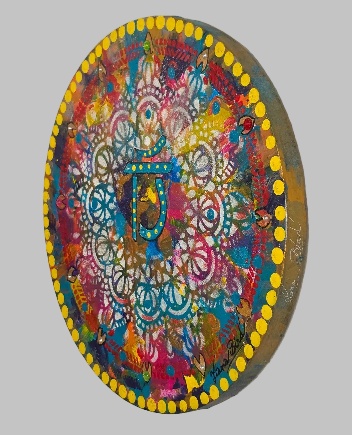 Vue en perspective de Résonance du Cœur™, tableau rond de 30 cm en acrylique sur toile coton avec détails en strass colorés.