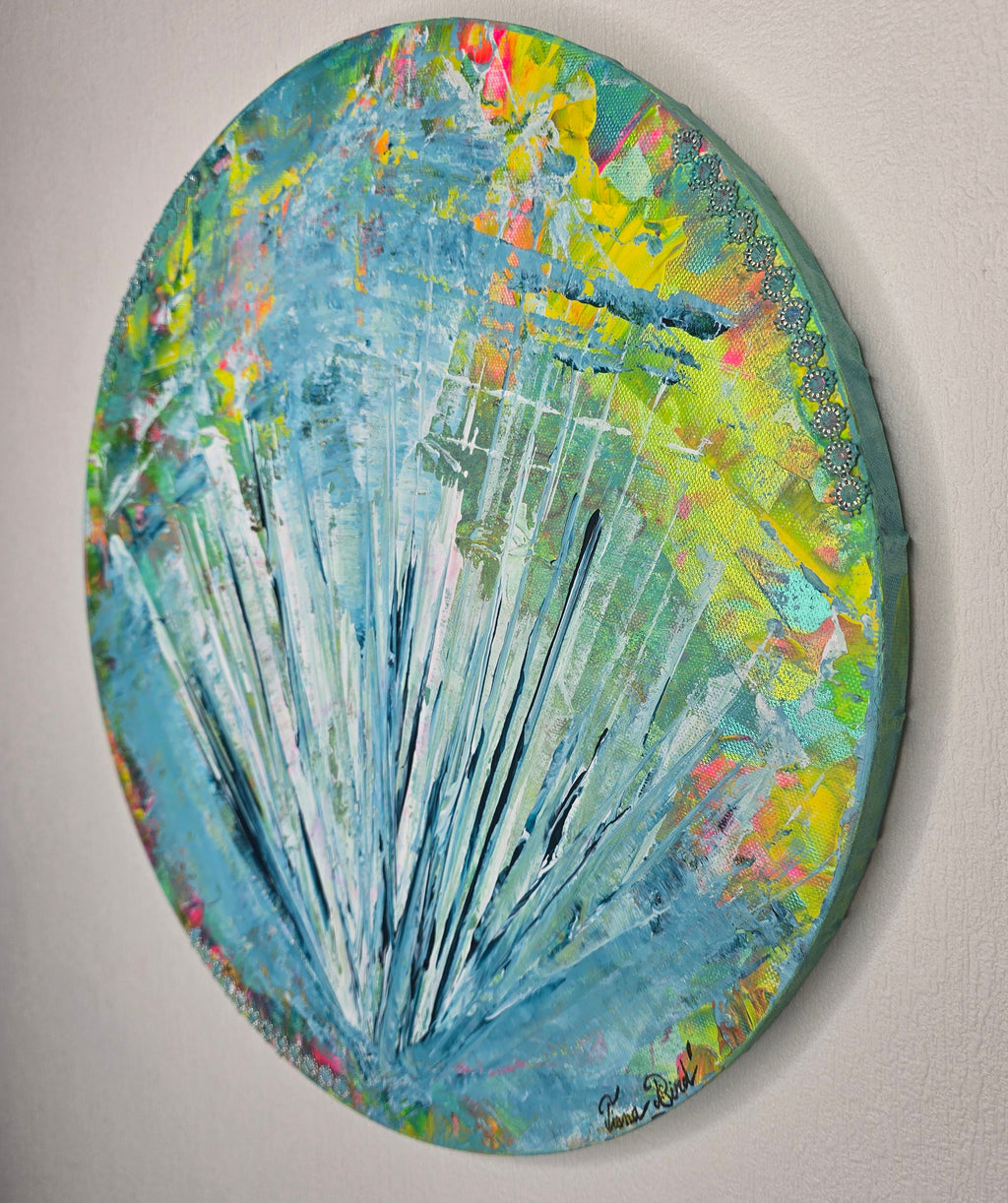 Tableau abstrait bleu rond décoration murale en peinture acrylique. Œuvre moderne et lumineuse idéale pour sublimer une décoration murale contemporaine.