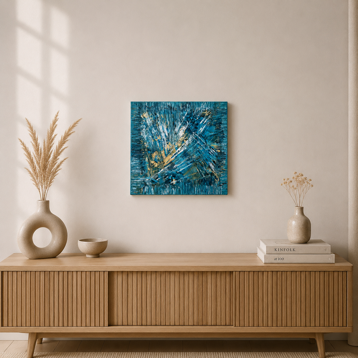 Tableau abstrait bleu Souffle Polaire dans un intérieur moderne avec meuble bois et décoration minimaliste