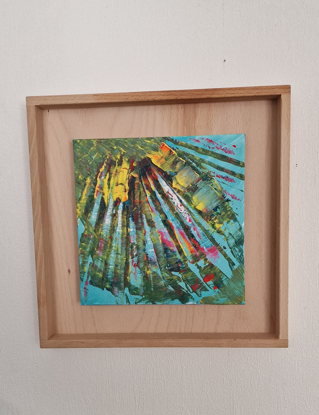 Vue de face du tableau abstrait carré Écrin Tropical encadré dans un cadre bois naturel style galerie contemporaine.