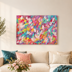 Tableau abstrait coloré grand format sur toile acrylique installé au-dessus d’un canapé dans un salon contemporain lumineux et raffiné.