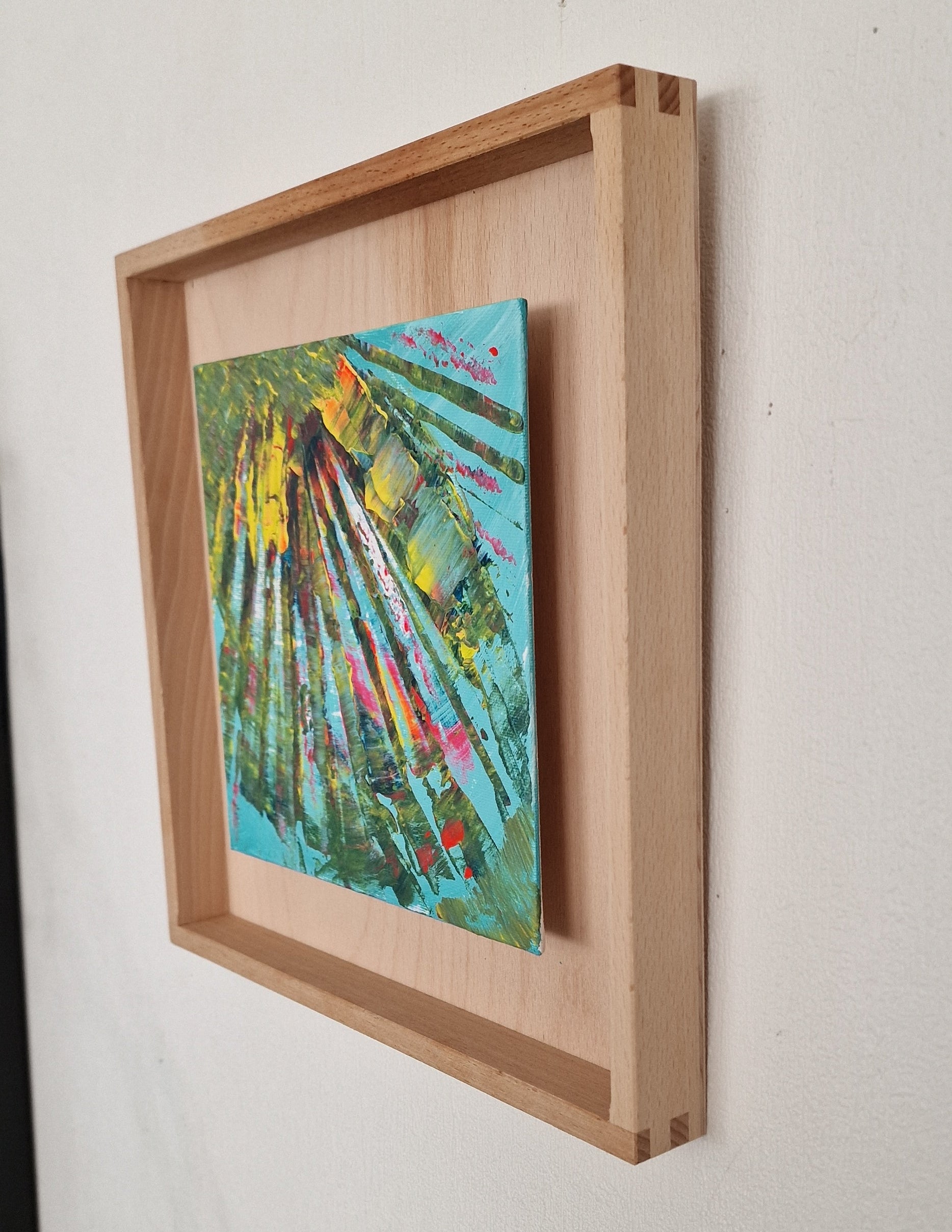 Vue de profil du tableau abstrait contemporain Écrin Tropical montrant la profondeur du cadre bois naturel et l’effet œuvre flottante.