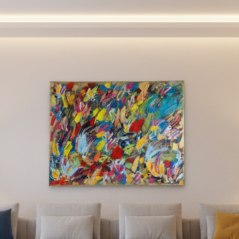tableau abstrait coloré grand format accroché dans un salon élégant avec décoration harmonieuse et moderne