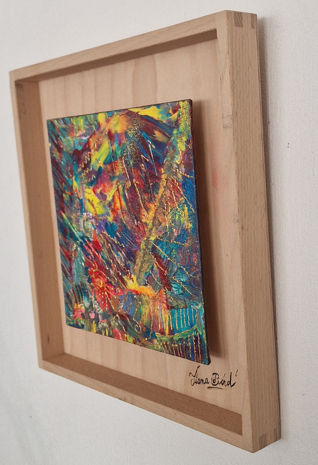 Vue en perspective du tableau peinture abstrait Écrin Cosmique avec support bois contemporain et œuvre texturée colorée