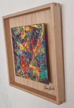 Vue en perspective du tableau peinture abstrait Écrin Cosmique avec support bois contemporain et œuvre texturée colorée