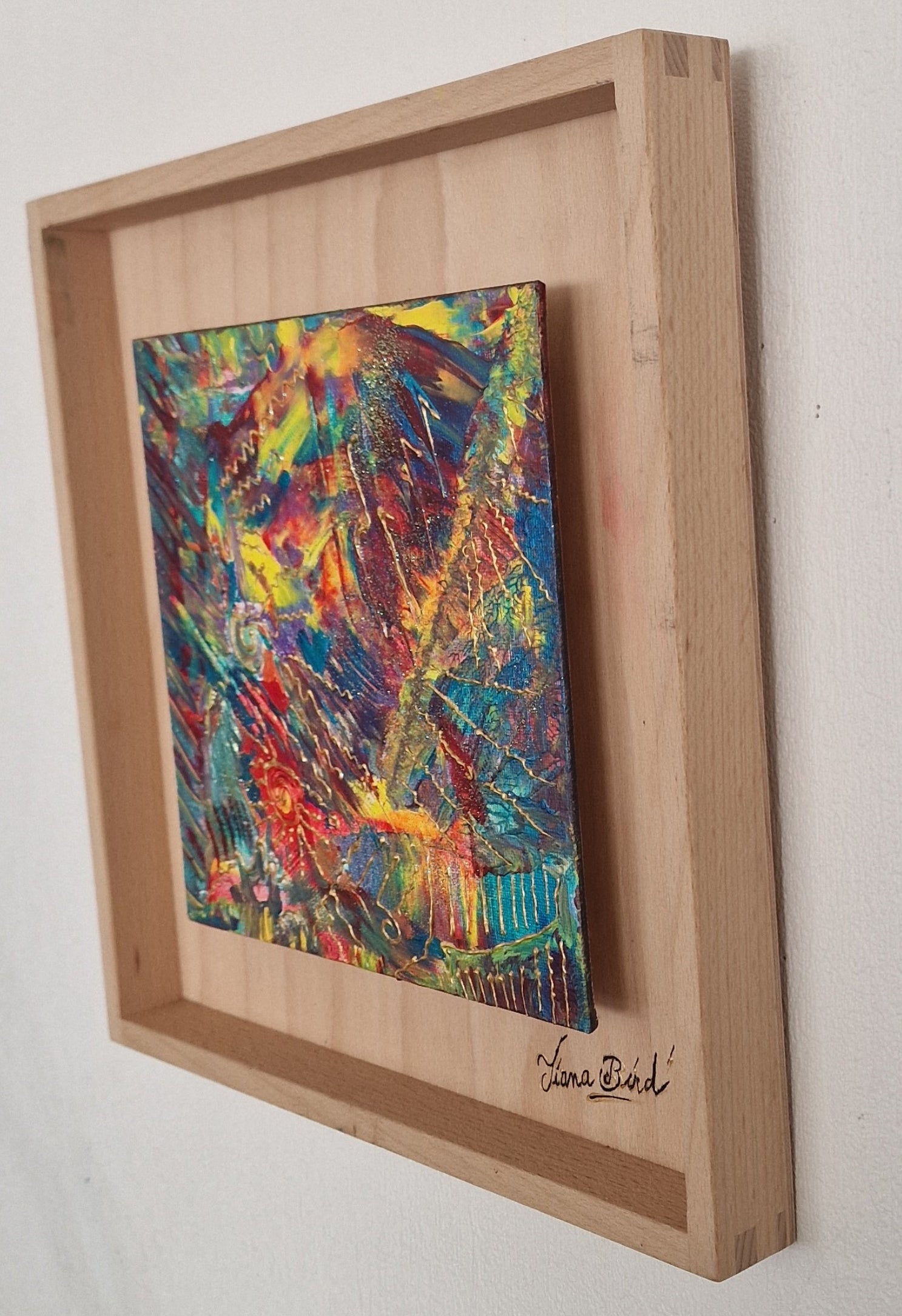 Vue en perspective du tableau peinture abstrait Écrin Cosmique avec support bois contemporain et œuvre texturée colorée