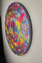 tableau abstrait coloré rond relief peinture acrylique et bordure peinte