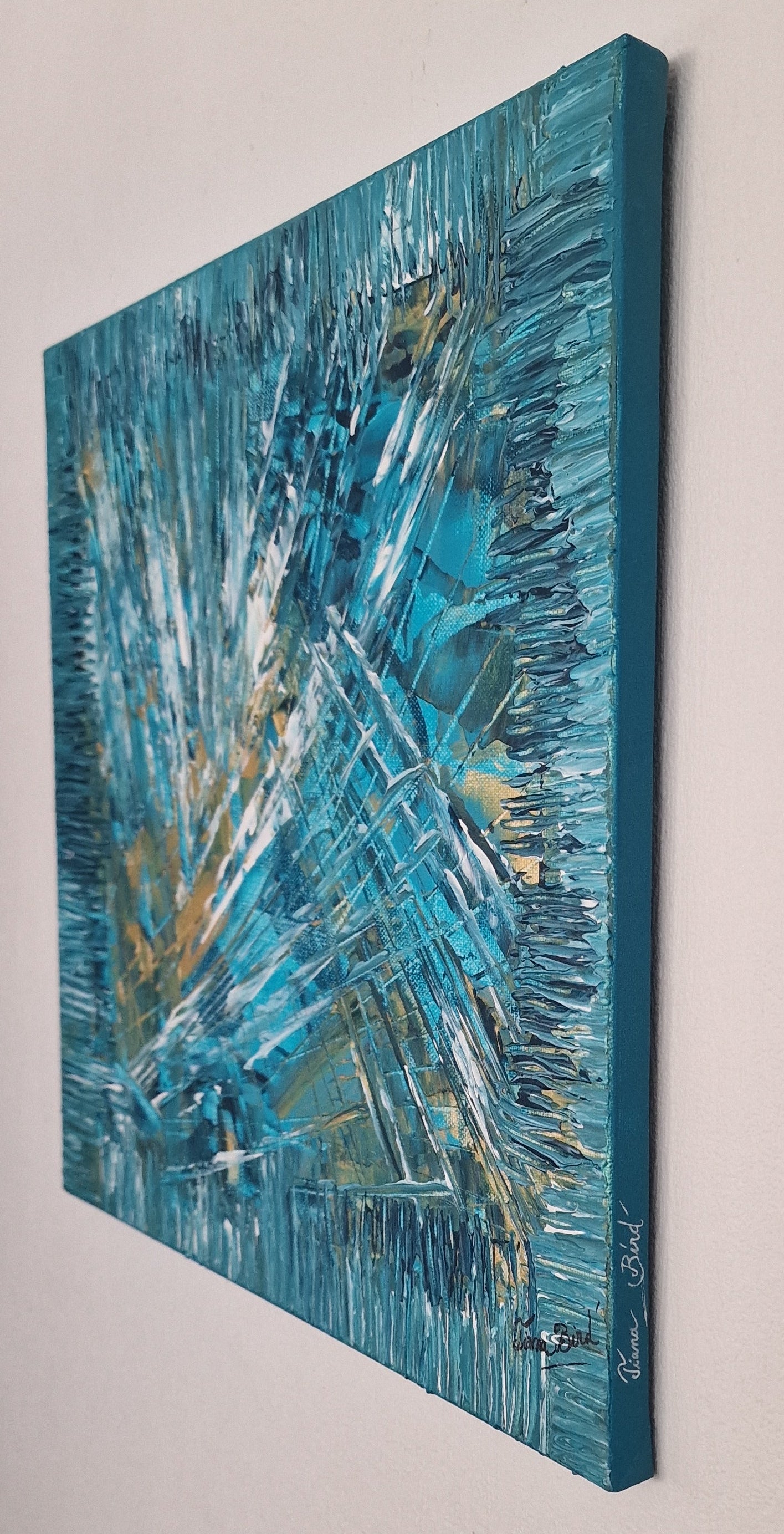 Vue en perspective du tableau abstrait bleu contemporain Souffle Polaire signé Tiana Bird